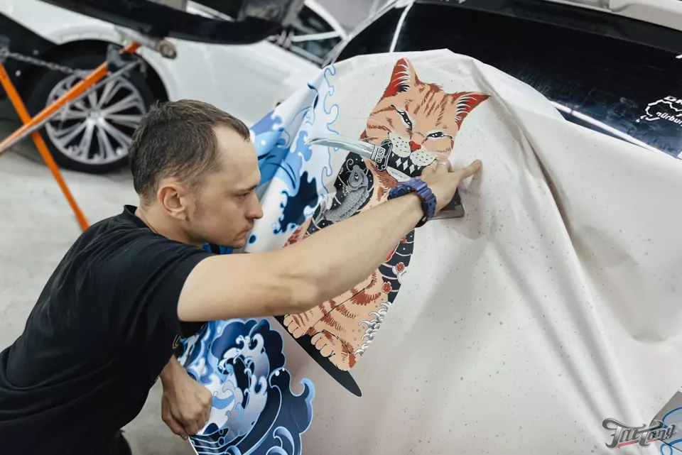 Демонтаж старой пленки и оклейка в винилографию Toyota RAV4. Вторая жизнь — новое лицо.